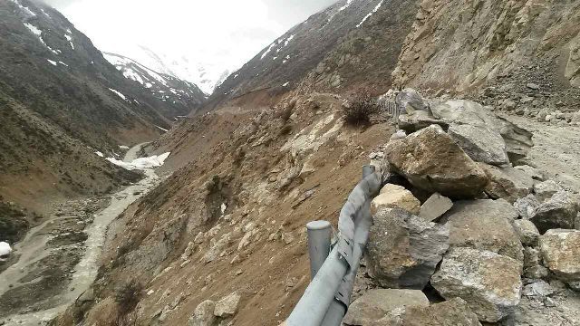 Photo taken on April 26, 2015 with a cellphone shows a landslide on the No. 318 national road, about two kilometers away from Nyalam County in Xigaze Prefecture, southwest China's Tibet Autonomous Region. A 5.3-magnitude quake shook Nyalam County at 1:42 a.m. Sunday (1742GMT on Saturday) following strong earthquakes in neighboring Nepal, the China Earthquake Networks Center said. (Xinhua/Zhang Quna) (lfj)