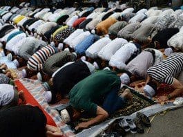 Muslims attend Eid al-Fitr prayer ceremony at a mosque in Xi'an, northwest China's Shaanxi Province, July 17, 2015. (Xinhua/Liu Xiao) (yl/lfj)