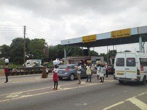 Tollbooth and hawkers on Tema - Accra motorway