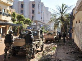 Photo taken on Nov. 20, 2015 shows Malian soldiers cordoning off streets near Radisson Hotel in Bamako, Mali. At least 80 people taken hostage by unidentified gunmen in Radisson Hotel in the Malian capital Bamako have been freed, according to the Malian security ministry. (Xinhua)
