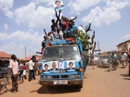 Supporters of Uganda's opposition Presidential Candidate Kizza Besigye of Forum for Democratic Change Party campaign along the streets of Busia town, Uganda, Feb. 17, 2016. Uganda's general elections will be held on February 18, 2016. (Xinhua/Allan Mutiso)
