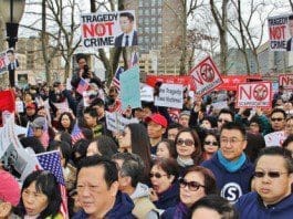 About 10,000 protesters, many of them Chinese-Americans, rally in New York on Saturday in support of former police officer Peter Liang, who was convicted of the 2014 fatal shooting of an unarmed man in a public housing building. [Xie Yunan/For China Daily]