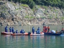 Rescuers search for missing people in Bailong Lake of Guangyuan, southwest China's Sichuan Province, June 5, 2016. A leisure boat carrying 18 people capsized on the Lake due to strong gales Saturday afternoon. One child died and 14 people remain missing. [Photo/Xinhua]