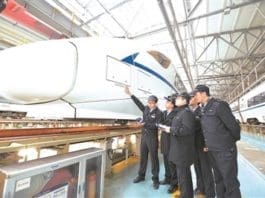 On-board machinists attend a training. (Photo from the official website of China Railway Corporation)