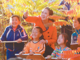A teacher is teaching students to draw in Chengde, northern city in China’s Hebei province. (File photo)