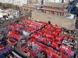 People buy Spring Festival couplets and decorations at a Spring Festival fair in front of the south gate of the ancient Xuanhua city in Zhangjiakou city, north China’s Hebei Province, Jan.14, 2020. (Photo by Chen Xiaodong/People’s Daily Online)