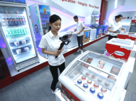A salesperson of Qingdao Essin Electrical Appliances Co., Ltd.atBei’anstreet, Jimo district, Qingdao city, east China’s Shandong province, promotesrefrigeratorsdesigned for Africanandother overseas marketsviaa live-streaming platform of Canton Fair, June 15.(Photo by Liang Xiaopeng/People’s Daily Online)