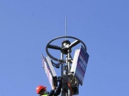 A China Mobile employee adjusts and tests 5G base station equipment in Xiangyang, Central China’s Hubei Province on Jan.11. Photo by Chen Quanlin/People’s Daily Online