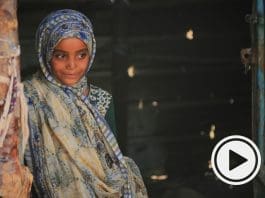 A girl stands at the door to her shelter in Ma’rib, the governorate hosting the largest number of displaced people in Yemen. Photo: IOM 2020