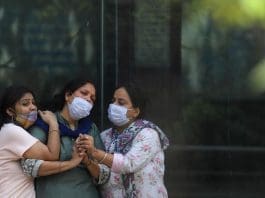 Women mourns during the cremation of a relative died of COVID-19 at Nigambodh Ghat crematorium in New Delhi. Photo: Vijay Pandey/ZUMA Wire/dpa