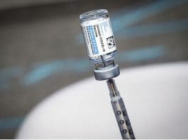 A health worker prepares a vial of the Johnson & Johnson Coronavirus vaccine at Pop-up Covid-19 vaccination site set up in a Baseball stadium parking lot. Photo: Bruce Cotler/ZUMA Wire/dpa