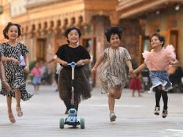 Children have fun on Dove Lane in Hotan City, northwest China's Xinjiang Uygur Autonomous Region, May 27, 2020. (Xinhua/Sadat)