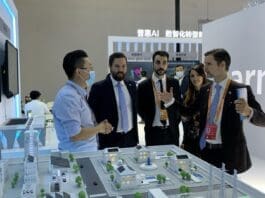 An employee of a Chinese enterprise introduces low-carbon housing projects to representatives from Argentina at the venue of the 2021 China International Fair for Trade in Services, Sept. 3, 2021. (Photo by Zhang Niansheng/People’s Daily)