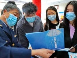 A staff member of the intellectual property (IP) administration of Haigang district, Qinhuangdao city, north China’s Hebei province, promotes knowledge about IP among college students, April 25, 2021. (Photo by Cao Jianxiong/People’s Daily Online)