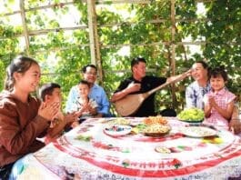 Residents in Awat county, northwest China’s Xinjiang Uygur autonomous region, celebrate the Mid-Autumn Festival, Sept. 19, 2021. (Photo by Bao Liangting/People’s Daily Online)