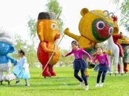Photo taken on Sept. 25, 2021 shows children having fun at an autumn-themed exhibition in Ejin Horo Banner, Ordos city, north China’s Inner Mongolia autonomous region. (Photo by Wang Zheng/People’s Daily Online)