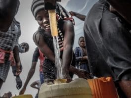 A woman fills up her water jerrycan in Nairobi, capital of Kenya, January 1, 2022. /VCG