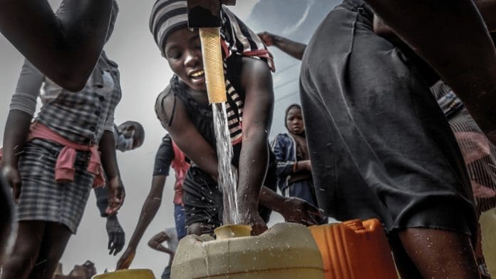 A woman fills up her water jerrycan in Nairobi, capital of Kenya, January 1, 2022. /VCG