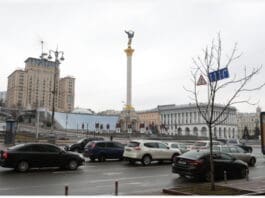 Vehicles travel past the Independence Square in Kiev, Ukraine, Feb. 24, 2022. Ukrainian President Volodymyr Zelensky said Thursday that Kiev decides to sever diplomatic relations with Moscow after Russia launched military operations in Donbass, the government-run Ukrinform news agency reported. (Xinhua/Li Dongxu)