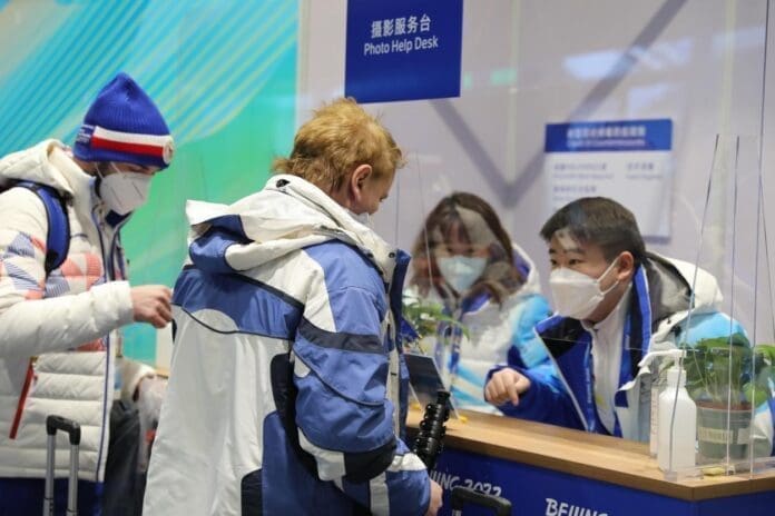 Olympic volunteers help foreign journalists at the Photo Help Desk of the Main Media Center (MMC) for the Beijing Winter Olympics, Feb. 3, 2022. (Photo by Chen Shangwen/People’s Daily Online) Olympic volunteers help foreign journalists at the Photo Help Desk of the Main Media Center (MMC) for the Beijing Winter Olympics, Feb. 3, 2022. (Photo by Chen Shangwen/People’s Daily Online)