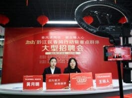 An interview instructor (left) and a live streamer give tips on job interviews during a livestreaming show held at a studio in Qianjiang district, southwest China’s Chongqing municipality, Feb. 27, 2021. (Photo by Yang Min/People’s Daily Online)