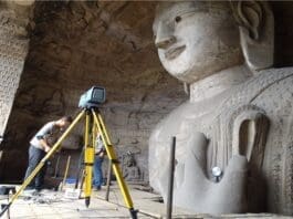 Technicians survey and collect digital images in a cave at the Yungang Grottoes. (Photo from the official website of the Yungang Grottoes)