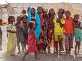 © UNICEF/UN0639245/Sewunet Children displaced by conflict and drought pose for a photo n Semera, Afar Region, Ethiopia.