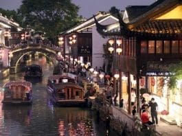 People visit an ancient street in Suzhou, east China's Jiangsu province, July 24, 2022. (Photo by Wang Jiankang/People's Daily Online)