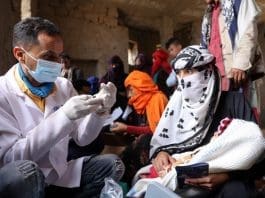 IOM’s health outreach team provides primary health care services and medicine in a displacement site in Ta’iz. Photo: IOM/ Majed Mohammed