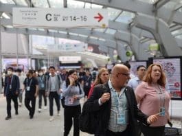 Photo shows Chinese and foreign merchants joining the 133rd China Import and Export Fair. (Photo from Guangzhou Daily)