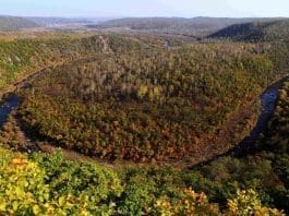 Photo shows a picturesque view of the Jinhe Grand Canyon located in the Lesser Hinggan Mountains in Heihe city, northeast China's Heilongjiang province. (Photo by Wei Jianshun/People's Daily Online)