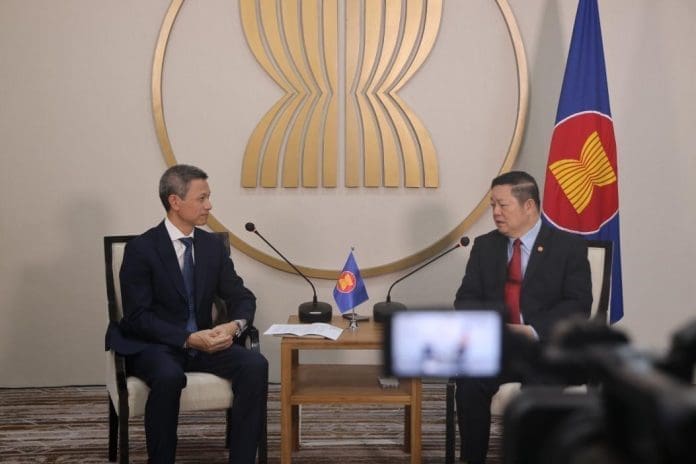 Zhang Niansheng(left), People's Daily Asia-Pacific bureau chief, chats about ASEAN-China cooperation with Association of Southeast Asian Nations (ASEAN) Secretary-General Kao Kim Hourn(right) in Jarkata, Indonesia on May 17. (Photo by Zhang Jinruo/People's Daily）