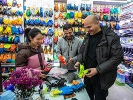 Foreigners buy commodities in a shop at the Yiwu International Trade Market, east China's Zhejiang province. (Photo by Yang Meiqing/People's Daily Online)