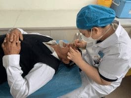 A doctor on the "Sinopec Lifeline Express" hospital train offers free medical services for a cataract patient in Ruoqiang county, northwest China's Xinjiang Uygur autonomous region. (Photo from the media center of Ruoqiang county)