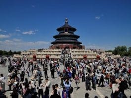 People visit the Temple of Heaven in Beijing. (Photo by Liu Xianguo/People's Daily Online)