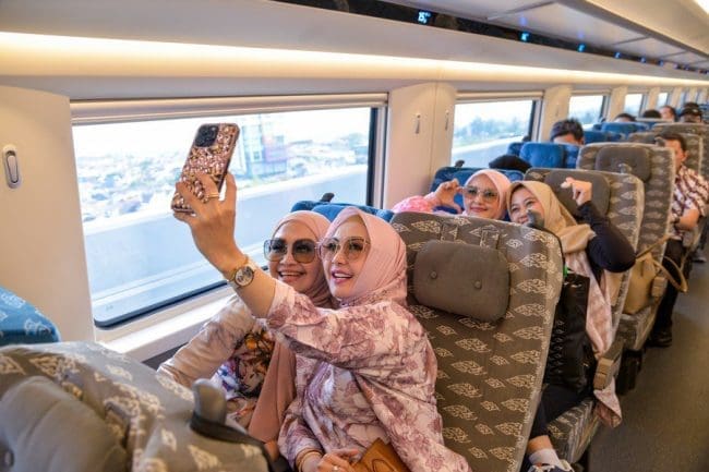 Passengers take selfies in a carriage of a high-speed electrical multiple unit (EMU) train running on the Jakarta-Bandung High-Speed Railway in Indonesia, Oct. 17, 2023. (Xinhua/Xu Qin) Passengers take selfies in a carriage of a high-speed electrical multiple unit (EMU) train running on the Jakarta-Bandung High-Speed Railway in Indonesia, Oct. 17, 2023. (Xinhua/Xu Qin)