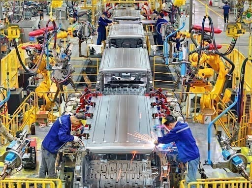 Industrial robots collaborate with welders in the welding workshop of a commercial new energy vehicle manufacturer located in the Economic and Technological Development Zone of Ganzhou city, east China's Jiangxi province. (Photo by Zhu Haipeng/People's Daily Online) Industrial robots collaborate with welders in the welding workshop of a commercial new energy vehicle manufacturer located in the Economic and Technological Development Zone of Ganzhou city, east China's Jiangxi province. (Photo by Zhu Haipeng/People's Daily Online)