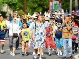Tourists visit the Nanshan Cultural Tourism Zone in Sanya, south China's Hainan province, Jan. 11, 2024. (Photo by Chen Wenwu/People's Daily Online)