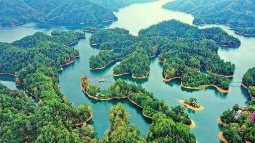 Photo shows beautiful scenery of a national forest park in Chongyi county, east China's Jiangxi province. (Photo by Zhu Haipeng/People's Daily Online) Photo shows beautiful scenery of a national forest park in Chongyi county, east China's Jiangxi province. (Photo by Zhu Haipeng/People's Daily Online)