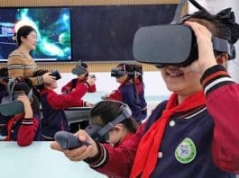 Students have a nature class wearing virtual reality headsets at a primary school in Haigang district, Qinhuangdao, north China's Hebei province. (Photo by Cao Jianxiong/People's Daily Online)