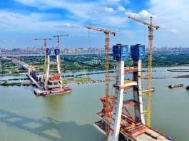 Photo shows the construction site of the Yangzizhou Ganjiang Highway-Railway Bridge in east China's Jiangxi province. (Photo by Zhu Haipeng/People's Daily Online)