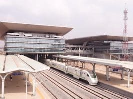 The Chinese-built Lagos-Ibadan Railway in Nigeria connects Nigeria's economic center Lagos and the southwest industrial city Ibadan, which not only facilitates people's travel, but also helps improve the efficiency of port and inland cargo transportation. Photo shows a train at a railway station along the Lagos-Ibadan Railway in Nigeria. (Photo by Lan Yuanhong)