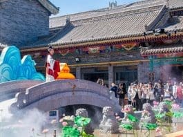 An immersive art performance is staged in a cultural block in Hohhot, north China's Inner Mongolia autonomous region. (Photo by Ding Genhou/People's Daily Online)
