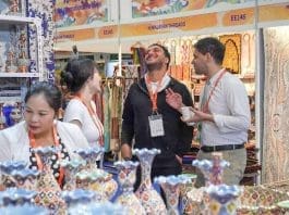 Chinese and foreign business people talk to each other at the 21st China-ASEAN Expo, Sept. 27, 2024. (Photo by Zhu Xiaoming/People's Daily Online)