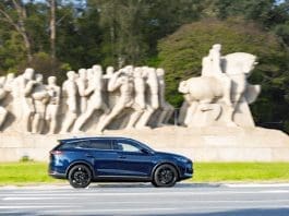 A new energy vehicle manufactured by Chinese carmaker BYD passes by the Monument to the Bandeiras, a landmark in Brazil. (Photo from the official website of BYD)