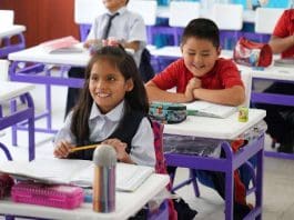 Students have a class at a school built by a Chinese company in Peru's La Libertad region. (Photo by Wang Yuan/People's Daily)