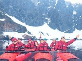 Chinese tourists pose for a picture in the Antarctic. (Photo provided by UTour Group)