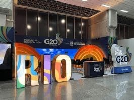 Photo shows an illuminated promotional display of the G20 summit at Rio de Janeiro's Galeao International Airport, Brazil. (Photo by Zhou Zhou/People's Daily)