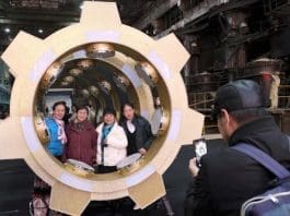 Tourists pose for a picture at the Industrial Museum of China in Shenyang, northeast China's Liaoning province. (Photo by Huang Jinkun/People's Daily Online)