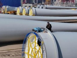 Workers assemble a massive wind turbine blade at a marine wind power industrial base in Rongcheng city, east China's Shandong province. (Photo by Yang Zhili/People's Daily Online)